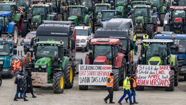 08 January 2024, Bavaria, Straubing: Tractors are parked at the Am Hagen parking lot during a demonstration by farmers. In response to the federal government's austerity plans, the farmers' association has called for a week of action with rallies and rallies starting on January 8. It is to culminate in a major demonstration in the capital on January 15. Photo: Armin Weigel/dpa