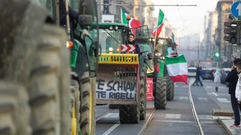 Итальянские фермеры готовятся въехать на тракторах в Рим