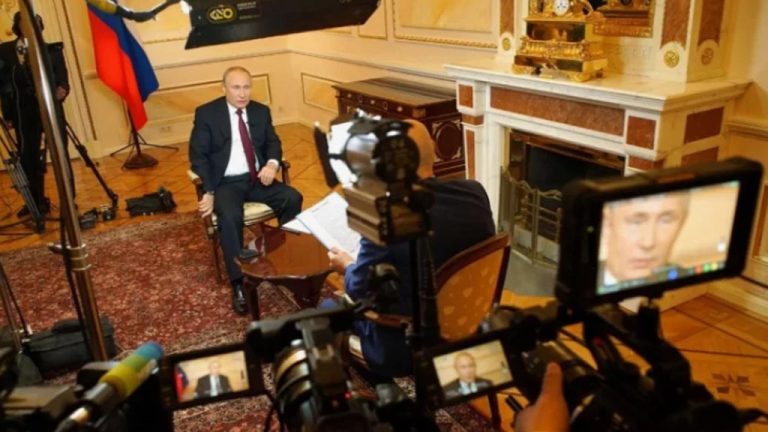 В Белом доме усомнились в необходимости интервью Карлсона с Путиным