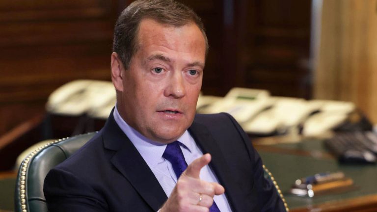 Медведев: «Макрон сильно испугался»