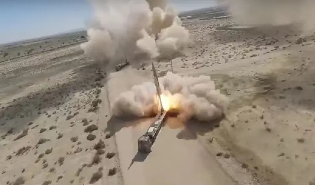 В Сеть попали кадры военных манёвров в Иране с запуском ракет по заданным целям