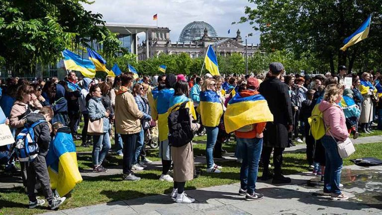 Половина немцев против избыточной помощи украинским беженцам
