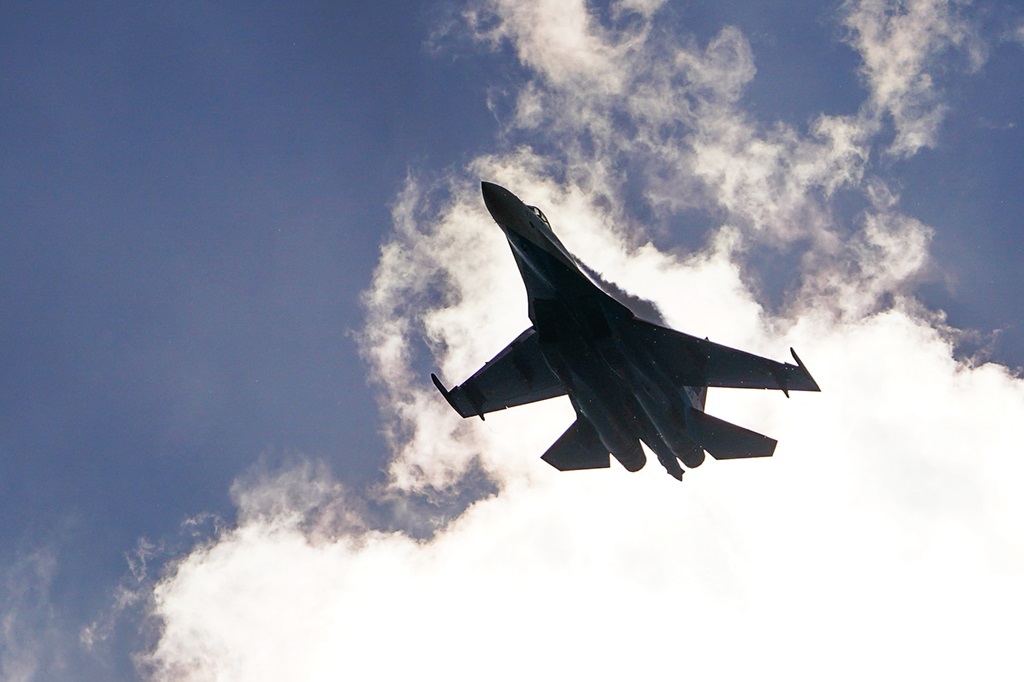Российский лётчик Су-35 Ведящев спас во время полёта ведомого от ракетного удара