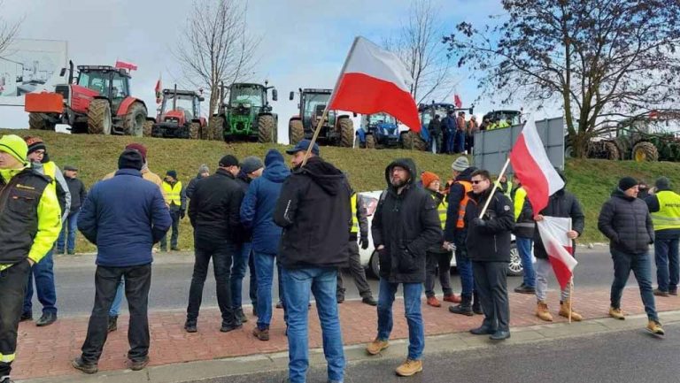 Зеленский назвал действия польских фермеров «выходящими за пределы морали»