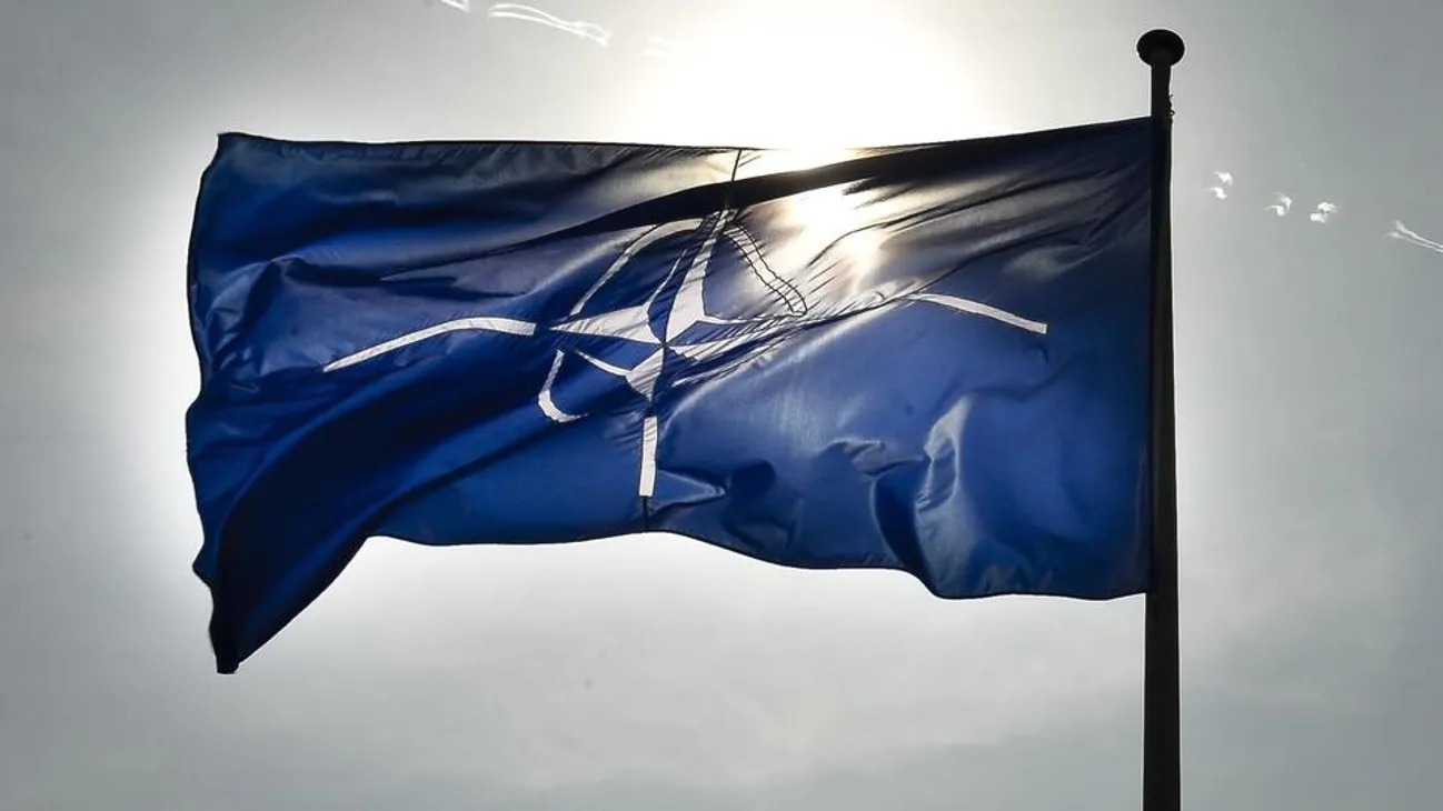 В Париже протестующие против поставок оружия Киеву уничтожили флаг НАТО