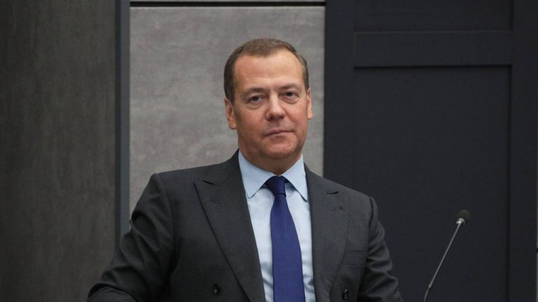 Дмитрий Медведев изумлён противоречивостью заявлений Запада
