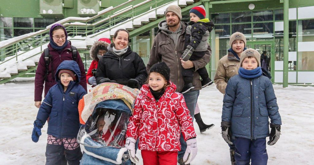 Многодетную семью переселенцев из Канады могут выставить из России за незнание русского языка