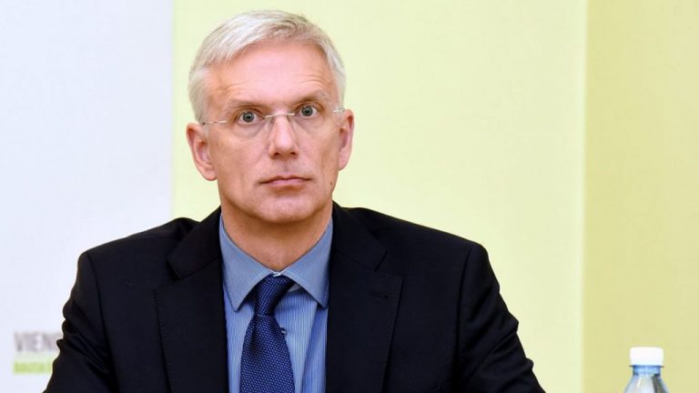 Глава МИД Латвии стал заикаться, отвечая на вопрос о депортации россиян