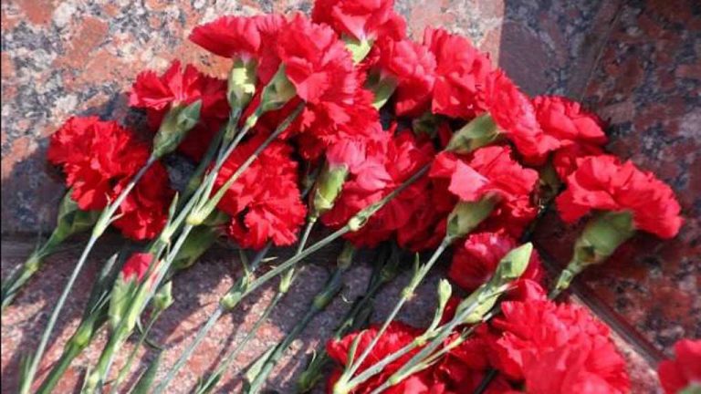 У храма в Луганске организовали стихийный мемориал в память о погибших в «Крокус Сити Холл»