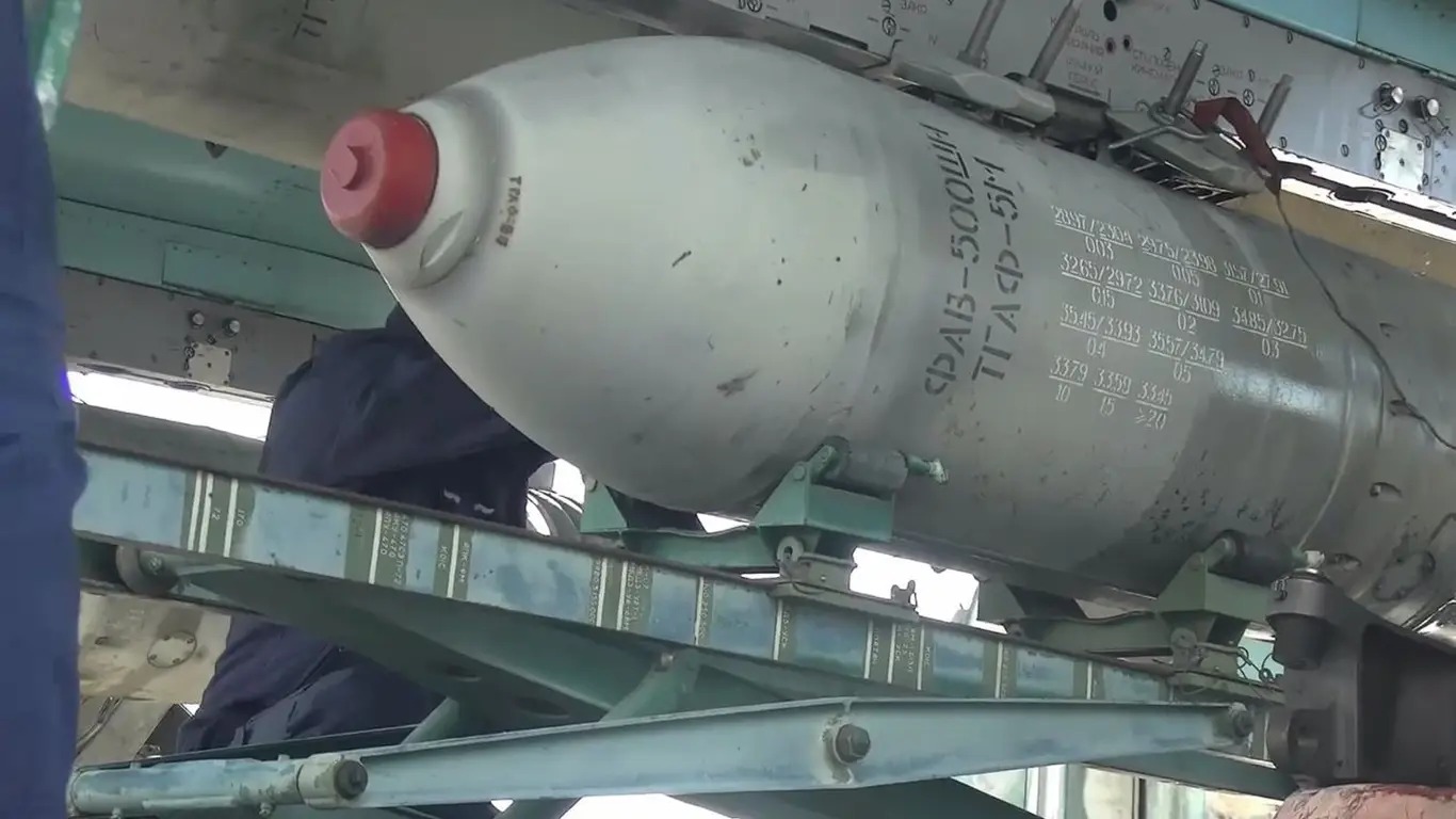 Удар бомбой ОДАБ-1500 по военному объекту на Украине вызвал столб дыма на километр — Bild 