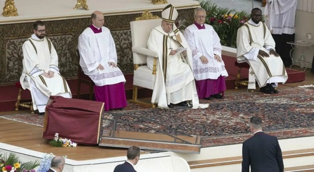 В Ватикане возле Папы Римского Франциска I рухнула огромная икона Христа — СМИ