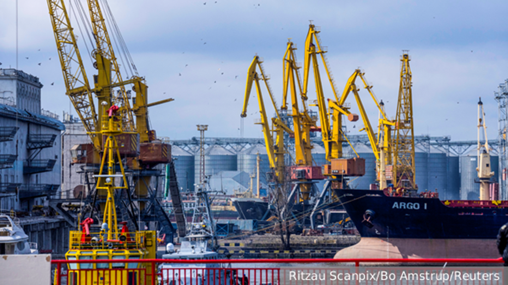 ВС России ударили по порту Одессы — мощная детонация и пожар