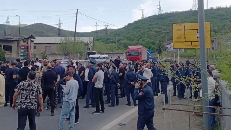 Жители Армении протестуют против передачи территорий Азербайджану