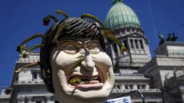 Сотни тысяч человек протестуют в Аргентине против политики Милея