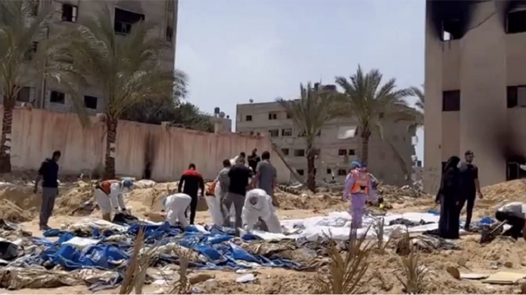 Израильская армия искала в массовых могилах тела заложников