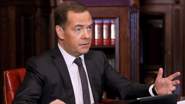 Медведев предложил расширить закон о конфискации активов лиц из недружественных стран