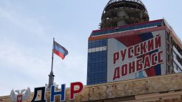 В Донецке к юбилею ДНР создали мурал «Встреча»