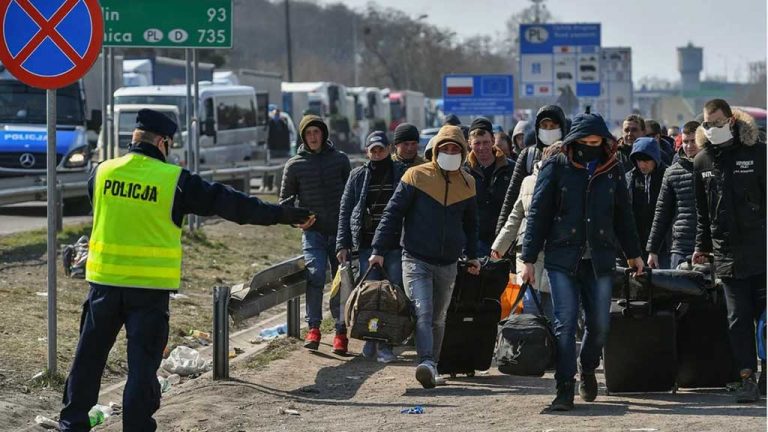 Поляки хотят выслать украинцев призывного возраста на родину