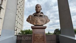 Бюст первого Главы ДНР Захарченко установили к Дома Правительства в Донецке