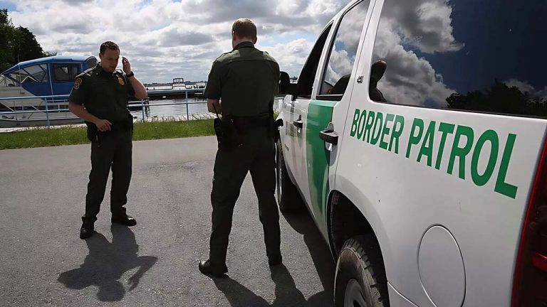 Пограничникам США приказали немедленно депортировать мигрантов из РФ