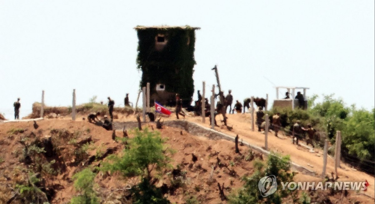 Северная Корея строит дороги и стены внутри демилитаризованной зоны