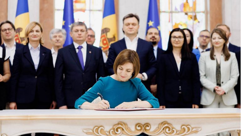 Санду подписала указ о начале переговоров по вступлению Молдавии в ЕС