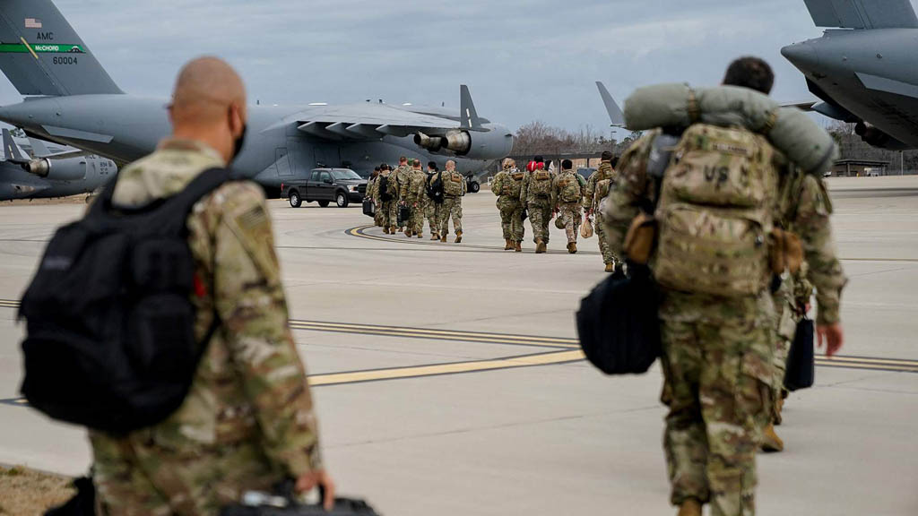 Военные базы США в Европе переведены в состояние повышенной готовности из-за якобы возможных актов саботажа и диверсий со стороны лиц, связанных с Россией, утверждает телеканал CNN со ссылкой на источники.