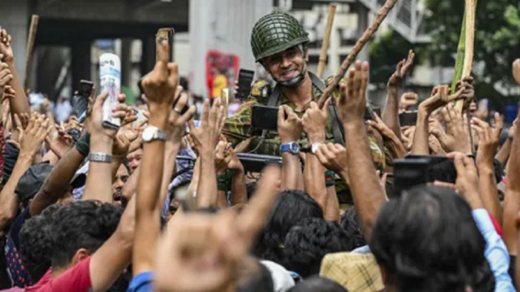 военные поддержали протестующих Бангладеш
