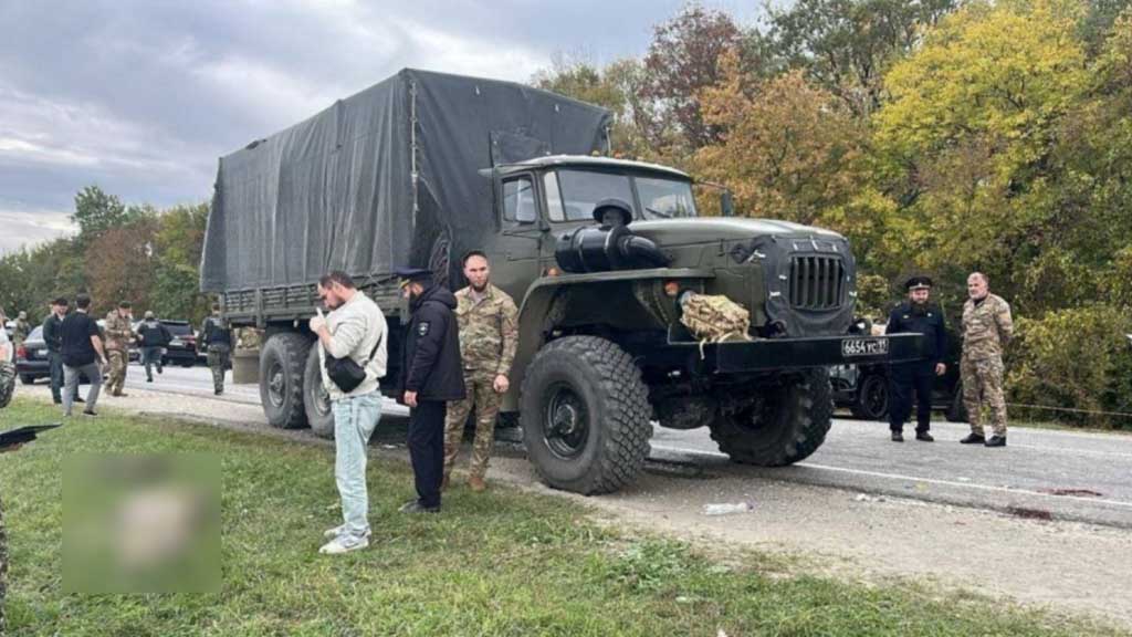 Неизвестные напали на колонну Росгвардии в пригороде Грозного, один военнослужащий погиб, ещё один получил ранения, сообщили в пресс-службе Росгвардии по СКФО.