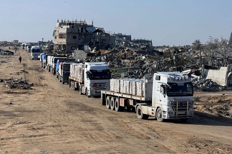 Trucks carrying aid move, amid a ceasefire between Israel and Hamas, in Rafah in the southern Gaza Strip, February 13, 2025. REUTERS/Hussam Al-Masri