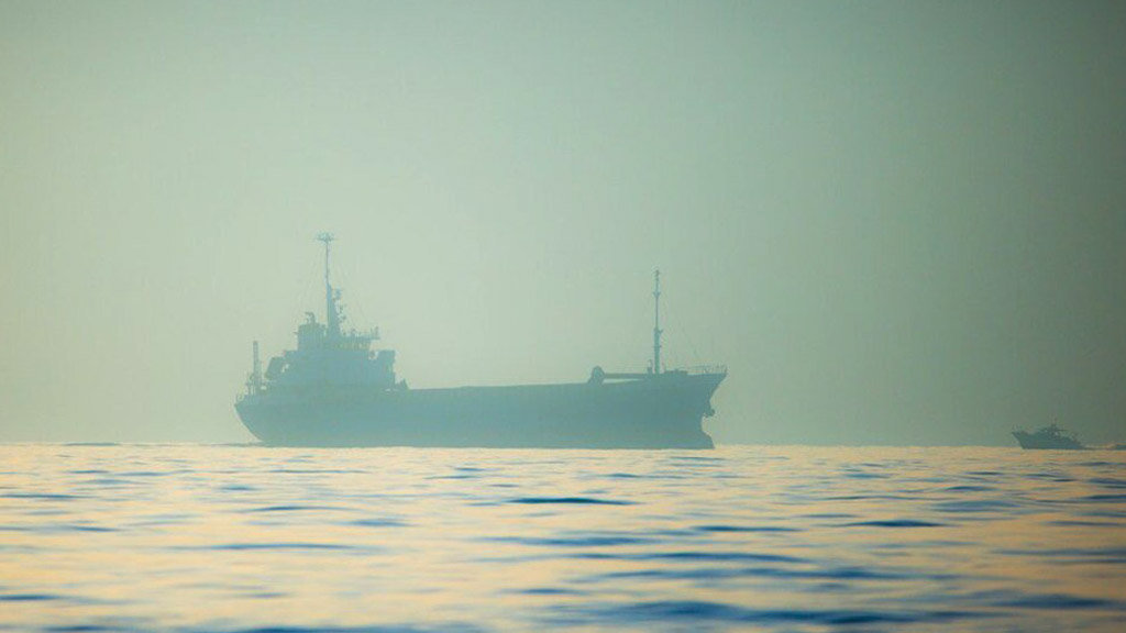 Военно-морские силы Эстонии под предлогом проверки документов, технического состояния и юридического статуса задержали у берегов острова Аэгна в Балтийском море танкер Kiwala, зарегистрированный под флагом Джибути, предположительно направлявшийся в российский порт Усть-Луга вдоль территориальных вод Эстонии.