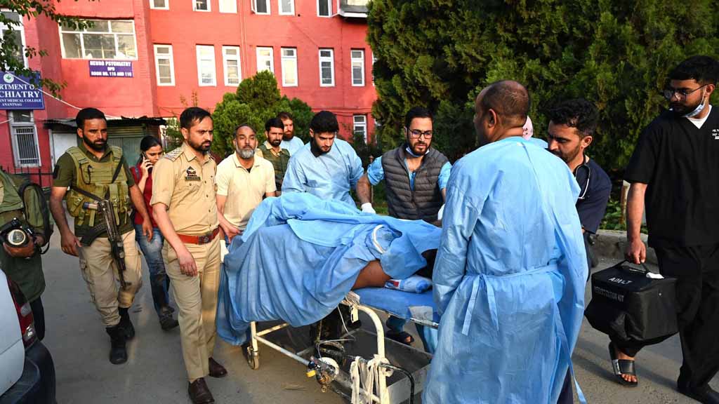 В результате нападения группы террористов на мирных жителей и туристов в регионе Джамму и Кашмир на севере Индии погибли 27 человек, ещё 12 человек получили ранения.
