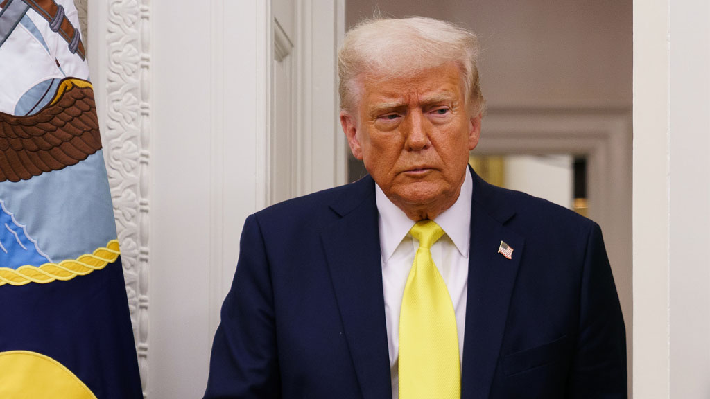 Президент США Дональд Трамп, отвечая на вопрос журналистов о возможном выходе США из переговорного процесса по завершению конфликта на Украине, а также о прекращении поставок оружия и военной техники Киеву в этом случае, заявил, что эти вопросы можно будет поставить через две недели. Тем самым он обозначил срок, до истечения которого Вашингтон рассчитывает добиться хоть каких-нибудь весомых успехов в переговорном процессе.