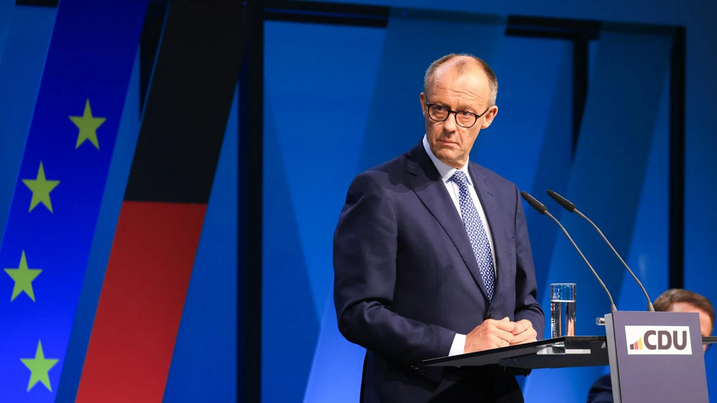 Кандидату на пост канцлера ФРГ Фридриху Мерцу не удалось набрать большинство голосов депутатов для избрания канцлером в первом туре голосования Бундестага. Его кандидатуру поддержали 310 депутатов, в то время как необходимое для избрания абсолютное большинство составляет 316 голосов.