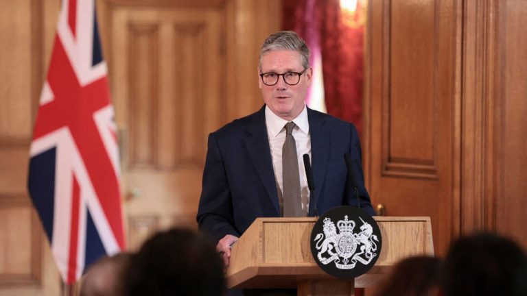 Великобритания ввела крупнейший пакет санкций, направленных против так называемого «теневого флота» России. Об этом говорится в заявлении на сайте британского правительства.