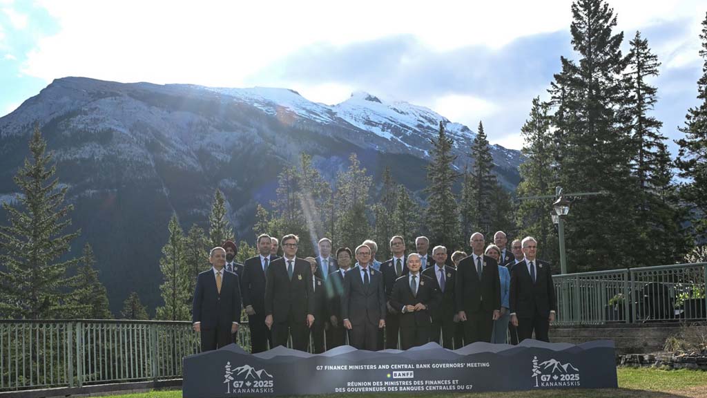 Страны G7 рассмотрят варианты дальнейшего ужесточения санкций в отношении России, если прекращение огня с Украиной не будет достигнуто в ближайшее время, говорится в итоговом заявлении по результатам встречи министров финансов и глав центральных банков объединения, проходившей с 20 по 22 мая в Канаде.