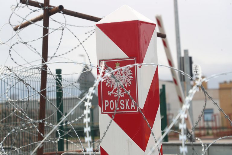 22-11-2021 Гродненская область, п.п. Брузги. Для прессы организовали осмотр лагеря беженцев на границе. Польша, граница, погранпереход, беженец, мигранты, беженцы, колючая проволока, пограничный столб. Фото Александра Кушнера