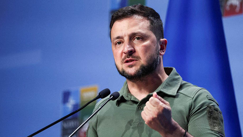 Лидер киевского режима Зеленский сообщил о подготовке заключения соглашений с европейскими партнерами для организации производства дальнобойного оружия и беспилотных летательных аппаратов (БПЛА) на территории Украины за счет финансовых ресурсов, выделенных Евросоюзом.