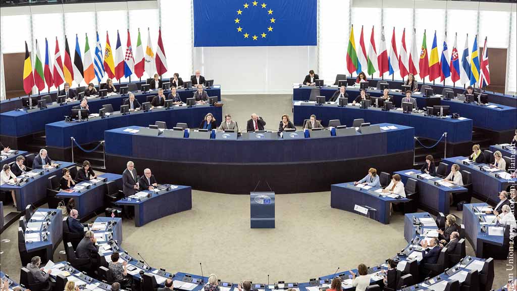 Венгрия и Словакия заблокировали принятие декларации об укреплении демократии, предложенную Польшей в рамках председательства Варшавы в Совете Евросоюза. Об этом заявил венгерский министр по делам ЕС Янош Бока на пресс-конференции в Брюсселе.