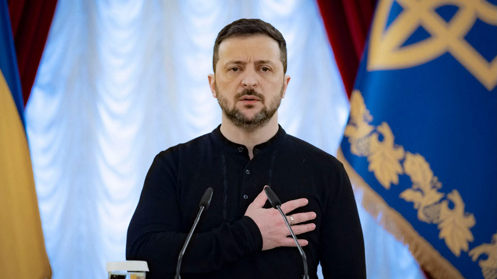 Владимир Зеленский заявил о готовности рассмотреть проведение трехсторонней встречи для обсуждения прекращения огня с президентами России и США Владимиром Путиным и Дональдом Трампом.