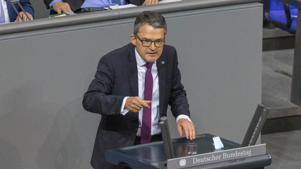 Депутат бундестага от правящей партии Христианско-демократического союза (ХДС) Родерих Кизеветтер, являющийся также заместителем председателя парламентского комитета по делам спецслужб, потребовал выслать из Германии всех российских дипломатов и закрыть Русский дом в Берлине.