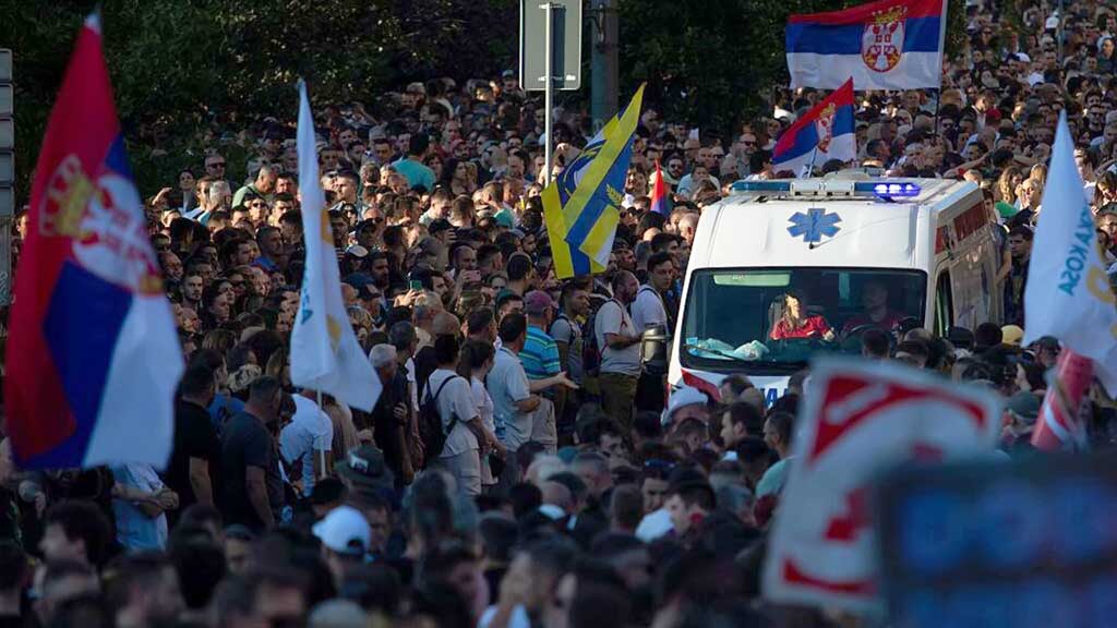 Протестующие в Сербии сообщили, что в рамках протестов начинают массово блокировать перекрестки, дороги и улицы в своих муниципалитетах до выполнения требований. Среди них – немедленное освобождение ранее задержанных протестующих и проведение досрочных парламентских выборов.