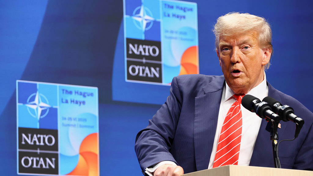 Президент США Дональд Трамп в ходе встречи с генеральным секретарем НАТО Марком Рютте в Белом доме в понедельник намерен объявить о новом плане поставок вооружений Украине, который будет включать в том числе и наступательное оружие, сообщает портал Axios со ссылкой на источники.