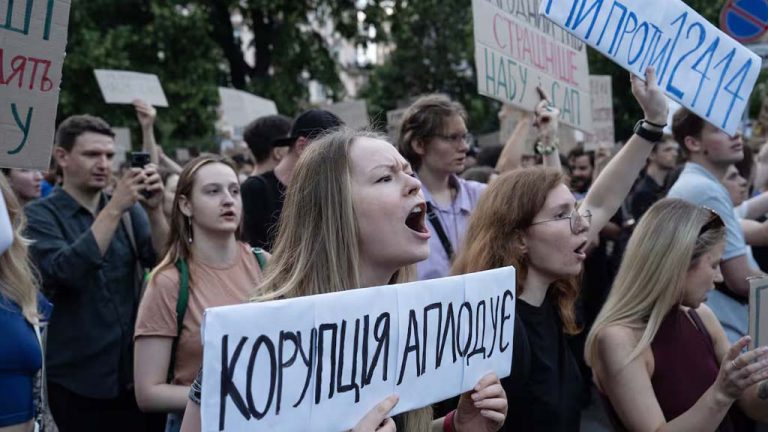 Зеленский подписал закон об ограничениях антикоррупционных органов