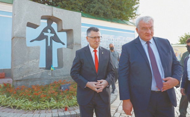 Главы МИД Израиля и Украины Гидеон Саар и Андрей Сибига, фото: Reuters