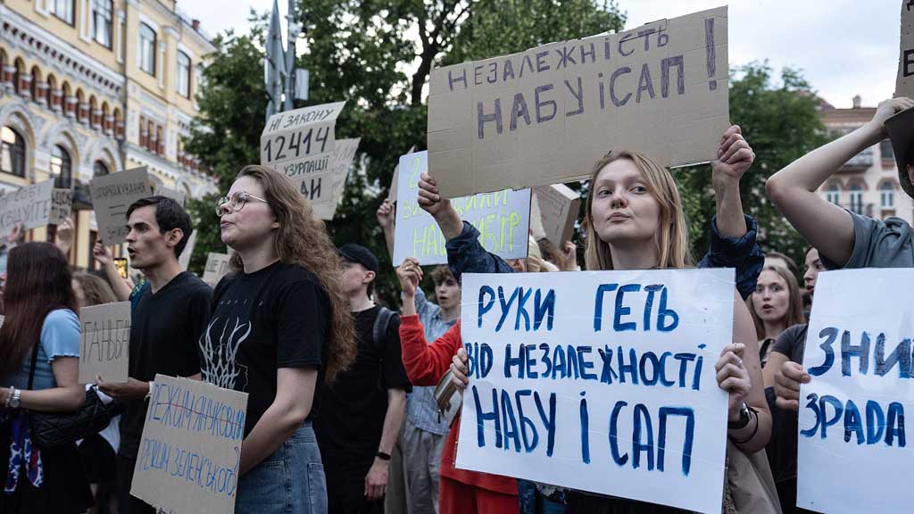 Депутат Верховной рады Украины Ярослав Юрчишин зарегистрировал законопроект о снятии ограничений с Национального антикоррупционного бюро Украины (НАБУ) и Специальной антикоррупционной прокуратуры (САП), за введение которых рада проголосовала во вторник, после чего соответствующий закон утвердил Зеленский.