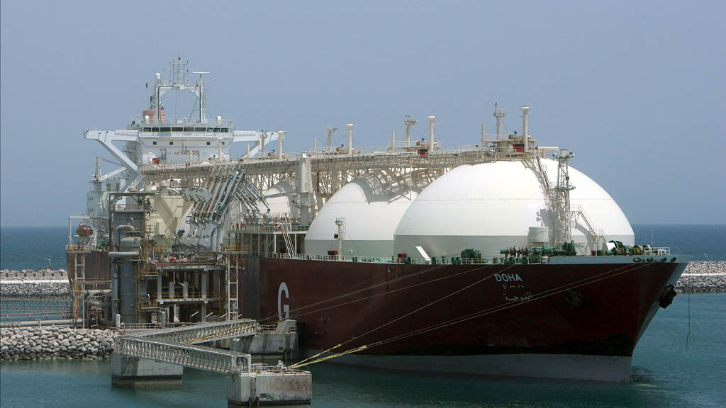 Катар может полностью прекратить поставки сжиженного природного газа (СПГ) в Европу из-за несогласия с требованиями, содержащимися в европейской Директиве о должной осмотрительности в отношении корпоративной устойчивости (CSDDD), которые касаются соблюдения прав человека и охраны окружающей среды в странах-поставщиках ЕС и его деловых партнеров.
