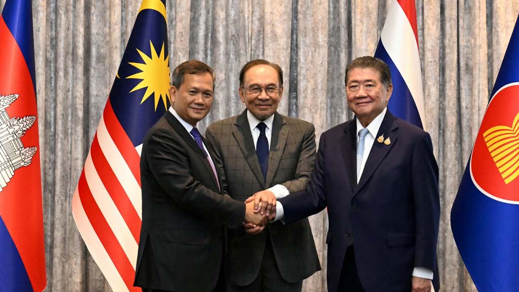 аиланд и Камбоджа договорились о прекращении огня без предварительных условий, которое вступит в силу в 00:00 по местному времени 28 июля 2025 года. Об этом заявил премьер-министр Малайзии Анвар Ибрагим, выступивший в качестве посредника на переговорах лидеров двух стран, состоявшихся в Куала-Лумпуре.