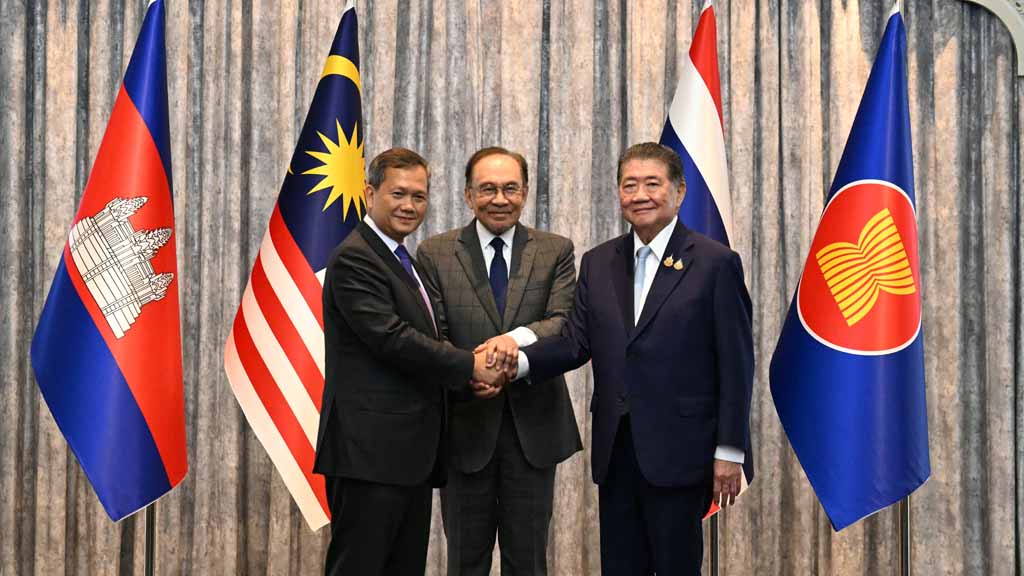 Армия Таиланда обвинила Камбоджу в нарушении режима прекращения огня после того, как накануне Бангкок и Пномпень заключили соответствующее соглашение. Об этом сегодня заявил заместитель представитель армии Таиланда Ритч Суксуванон.