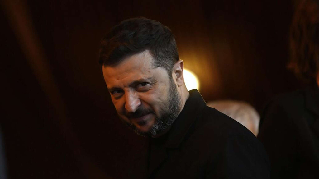 Представители США и Великобритании организовали тайную встречу в одном из курортных местечек в Альпах с участием главы офиса президента Украины Андрея Ермака, руководителя главного управления разведки украинского министерства обороны Кирилла Буданова (внесен Росфинмониторингом в список экстремистов и террористов) и бывшего главкома ВСУ, посла Украины в Лондоне Валерия Залужного, в ходе которой обсуждались возможные варианты замены Зеленского на посту главы киевского режима.